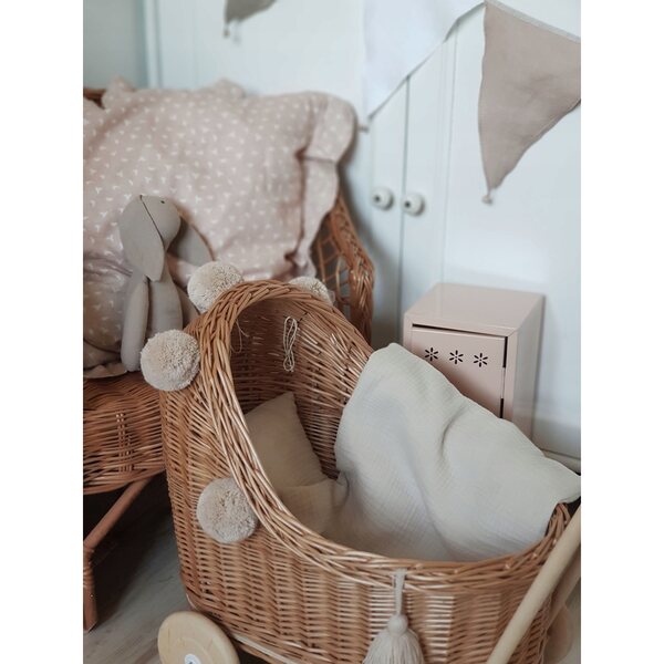 Kinderwagen aus Naturgeflecht mit kompletter Bettwäsche für Puppen