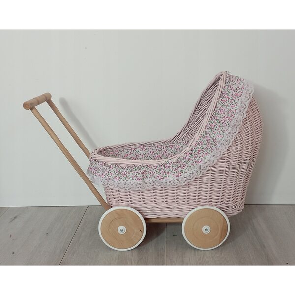 Passeggino in vimini rosa per bambole con biancheria da letto e ruote in legno 45 cm