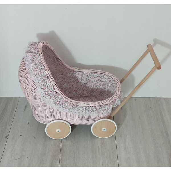 Passeggino in vimini rosa per bambole con biancheria da letto e ruote in legno 45 cm