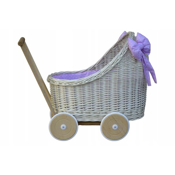 Ein tiefer Puppenwagen aus Korbgeflecht mit Bettwäsche aus 100 % Baumwolle und Gummirädern
