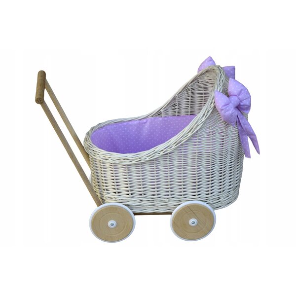 Ein tiefer Puppenwagen aus Korbgeflecht mit Bettwäsche aus 100 % Baumwolle und Gummirädern