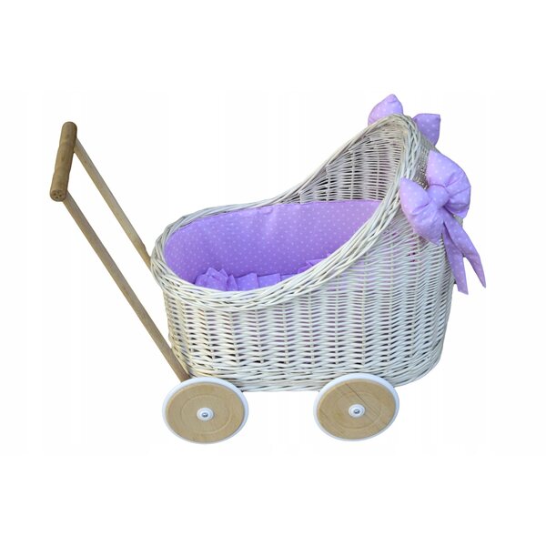 Ein tiefer Puppenwagen aus Korbgeflecht mit Bettwäsche aus 100 % Baumwolle und Gummirädern