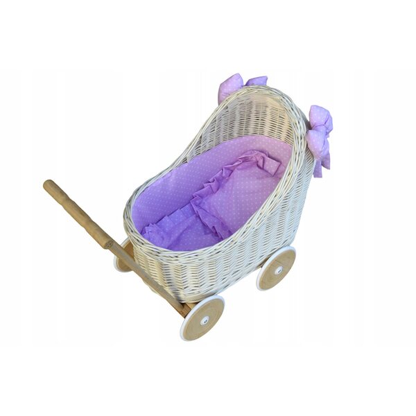 Ein tiefer Puppenwagen aus Korbgeflecht mit Bettwäsche aus 100 % Baumwolle und Gummirädern