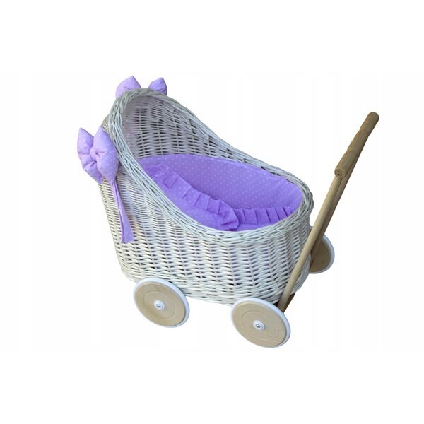 Ein tiefer Puppenwagen aus Korbgeflecht mit Bettwäsche aus 100 % Baumwolle und Gummirädern