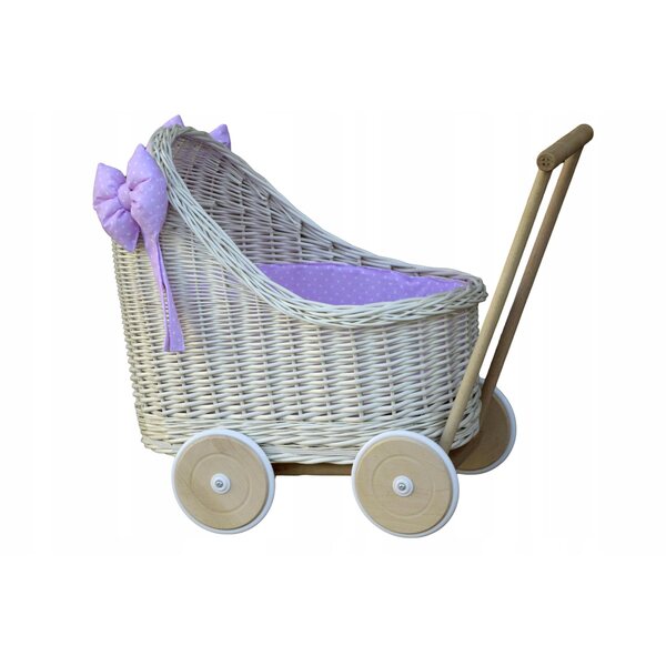 Ein tiefer Puppenwagen aus Korbgeflecht mit Bettwäsche aus 100 % Baumwolle und Gummirädern