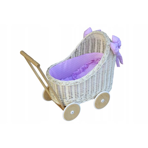 Ein tiefer Puppenwagen aus Korbgeflecht mit Bettwäsche aus 100 % Baumwolle und Gummirädern