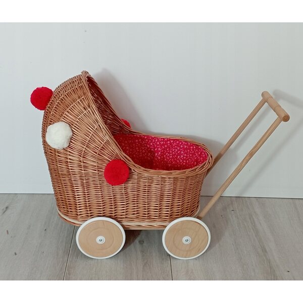 Ein Puppenwagen aus Korbgeflecht mit Bettzeug und Holzrädern: sicher und langlebig