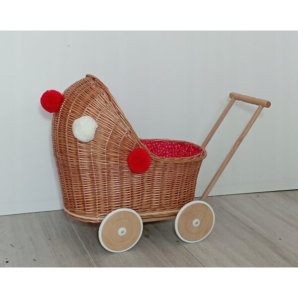Ein Puppenwagen aus Korbgeflecht mit Bettzeug und Holzrädern: sicher und langlebig