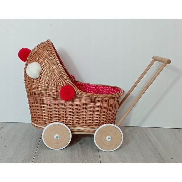 Ein Puppenwagen aus Korbgeflecht mit Bettzeug und Holzrädern: sicher und langlebig