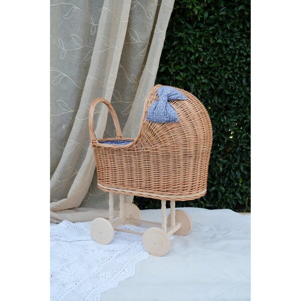 Puppenwagen aus Naturgeflecht mit Babyleinen und Schleife