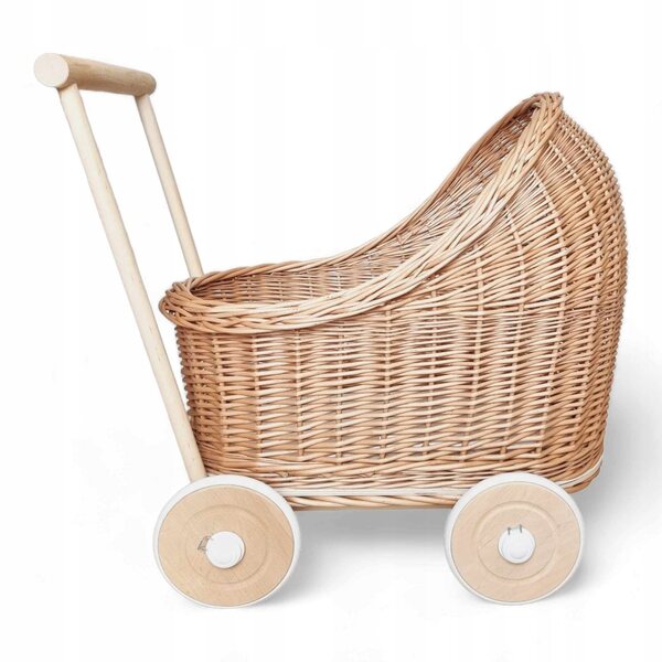 Ein Puppenwagen aus Korbgeflecht mit Holzrahmen – ein natürliches Geschenk für ein Mädchen