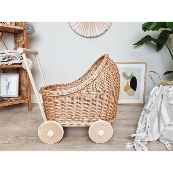 Ein Puppenwagen aus Korbgeflecht mit Holzrahmen – ein natürliches Geschenk für ein Mädchen
