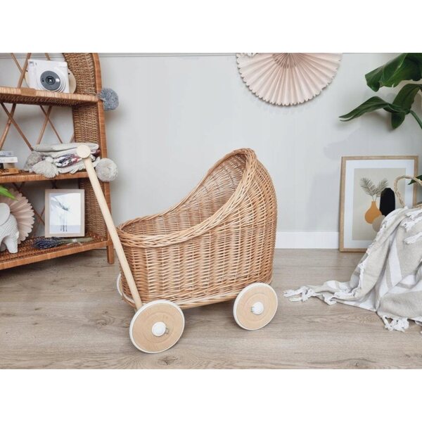 Ein Puppenwagen aus Korbgeflecht mit Holzrahmen – ein natürliches Geschenk für ein Mädchen