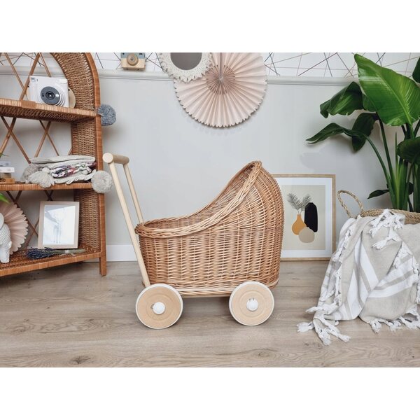 Ein Puppenwagen aus Korbgeflecht mit Holzrahmen – ein natürliches Geschenk für ein Mädchen