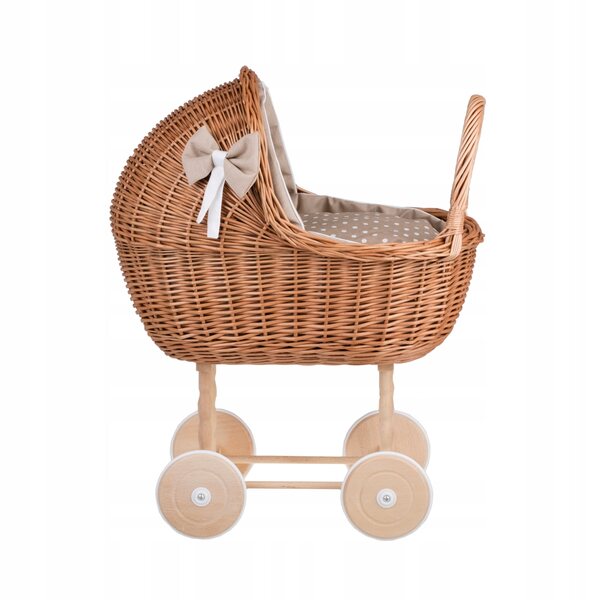 Passeggino in vimini per bambole con finiture beige, trapunta e cuscino: un giocattolo ecologico per bambini