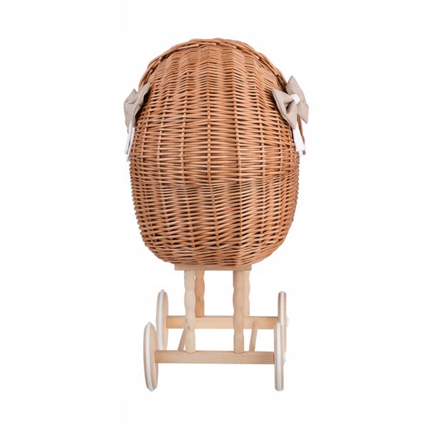 Passeggino in vimini per bambole con finiture beige, trapunta e cuscino: un giocattolo ecologico per bambini