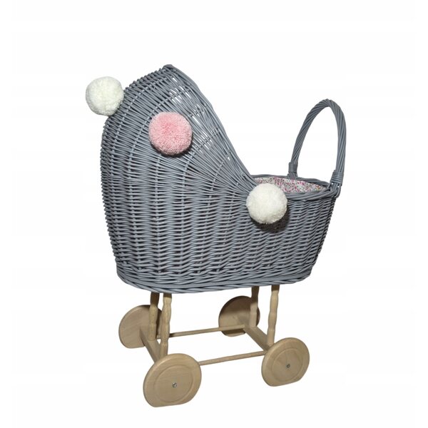 Grauer Puppenwagen aus Korbgeflecht mit Bettwäsche und Pompons – polnische Handwerkskunst
