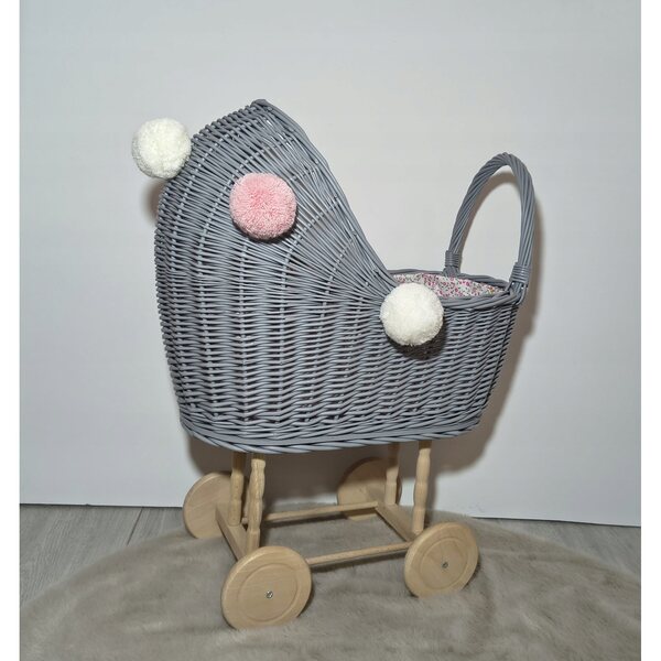 Grauer Puppenwagen aus Korbgeflecht mit Bettwäsche und Pompons – polnische Handwerkskunst