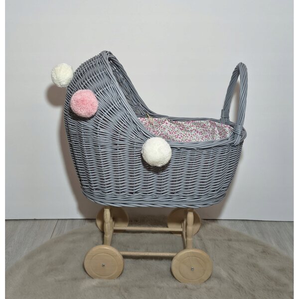 Grauer Puppenwagen aus Korbgeflecht mit Bettwäsche und Pompons – polnische Handwerkskunst