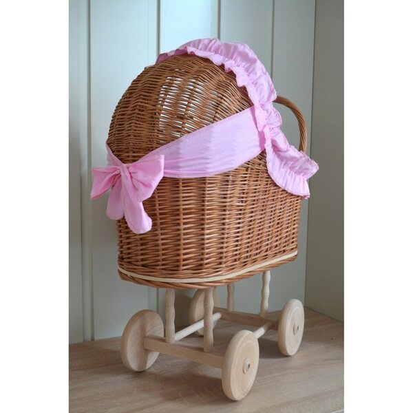 Passeggino per bambole in vimini rosa con cuscino e trapunta cuciti a mano