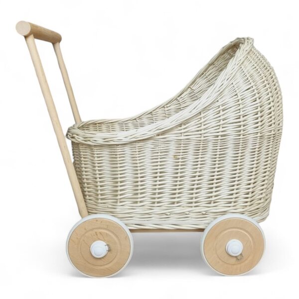 Ein ecrufarbener Korbwagen für Puppen mit Baumwollbettwäsche und Holzrädern