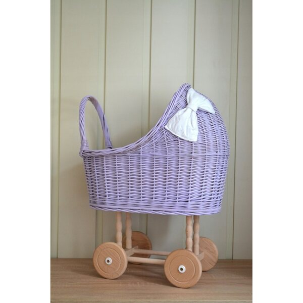 Passeggino per bambole in vimini color lavanda con biancheria da letto bianca - artigianale per bambini dai 18 mesi in su