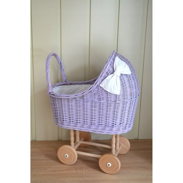 Passeggino per bambole in vimini color lavanda con biancheria da letto bianca - artigianale per bambini dai 18 mesi in su