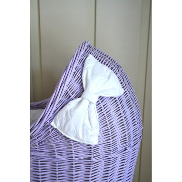 Passeggino per bambole in vimini color lavanda con biancheria da letto bianca - artigianale per bambini dai 18 mesi in su
