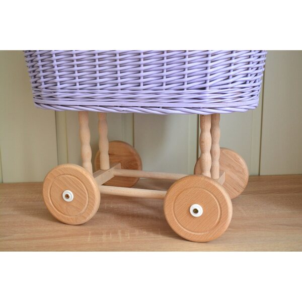 Passeggino per bambole in vimini color lavanda con biancheria da letto bianca - artigianale per bambini dai 18 mesi in su