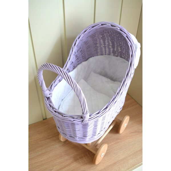 Passeggino per bambole in vimini color lavanda con biancheria da letto bianca - artigianale per bambini dai 18 mesi in su