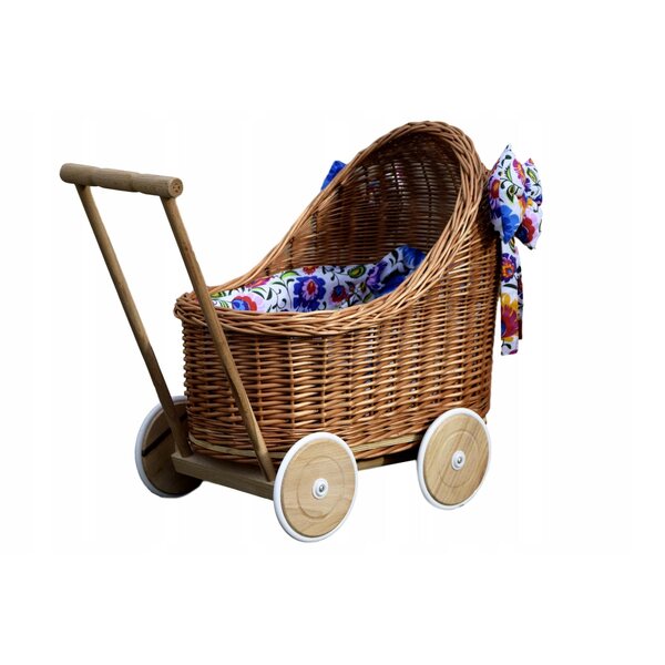 Ein tiefer Puppenwagen aus Korbgeflecht mit Bettzeug für Babys ab 12 Monaten