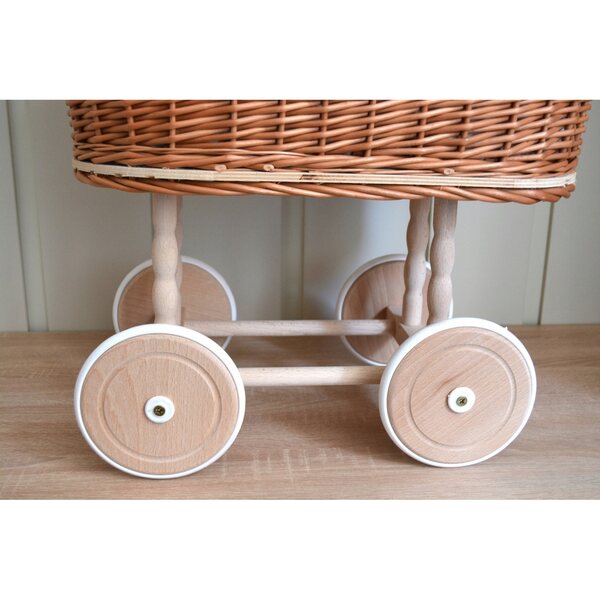 Puppenwagen aus Naturgeflecht mit Gummirädern und beige-weißen Details