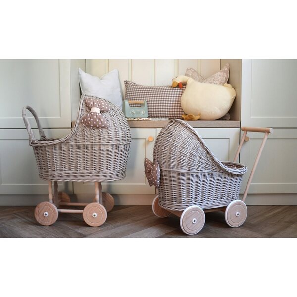 Puppenwagen aus Naturgeflecht mit Gummirädern und beige-weißen Details