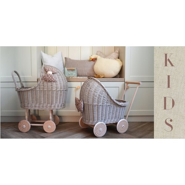 Puppenwagen aus Naturgeflecht mit Gummirädern und beige-weißen Details