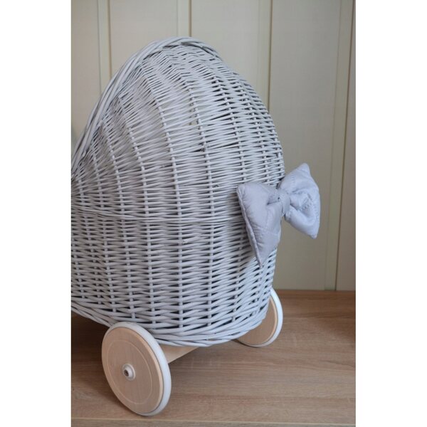 Grauer Puppenwagen aus Korbgeflecht mit Gummireifen und Bettwäsche – Babyset