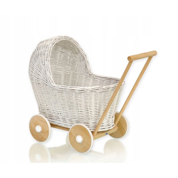 Ein weißer Puppenwagen aus Korbgeflecht mit Holzrahmen und der Aufschrift „My Sweet Baby“.