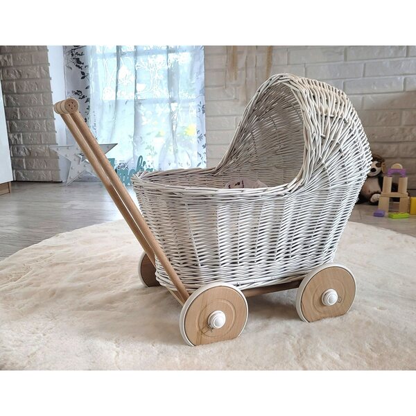 Ein weißer Puppenwagen aus Korbgeflecht mit Holzrahmen und der Aufschrift „My Sweet Baby“.