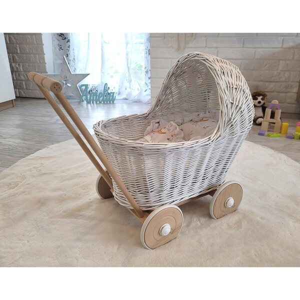 Ein weißer Puppenwagen aus Korbgeflecht mit Holzrahmen und der Aufschrift „My Sweet Baby“.