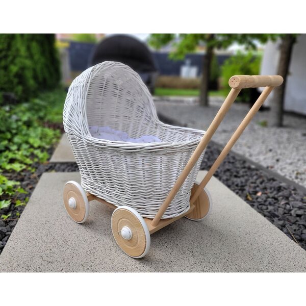 Ein weißer Puppenwagen aus Korbgeflecht mit Holzrahmen und der Aufschrift „My Sweet Baby“.