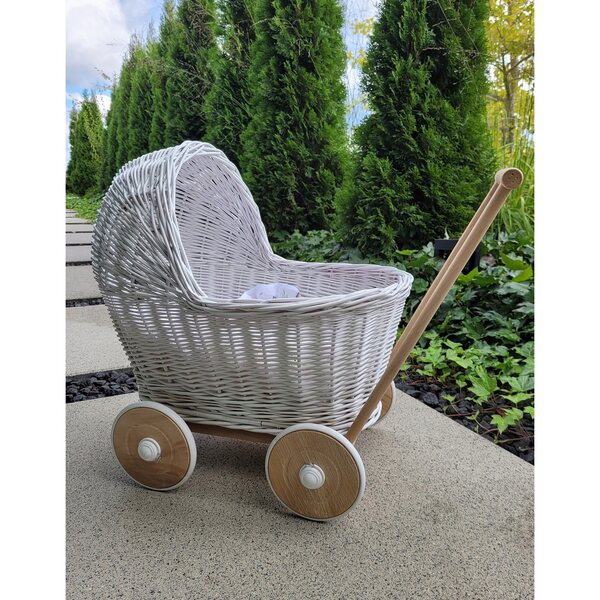 Ein weißer Puppenwagen aus Korbgeflecht mit Holzrahmen und der Aufschrift „My Sweet Baby“.
