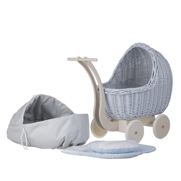 Puppenwagen aus Korbgeflecht mit blauer Polsterung, Kissen und Leinendecke