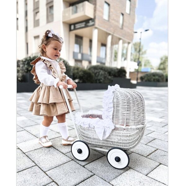 Puppenwagen aus Korbgeflecht mit besticktem weißem Leinen – Retro, natürlich