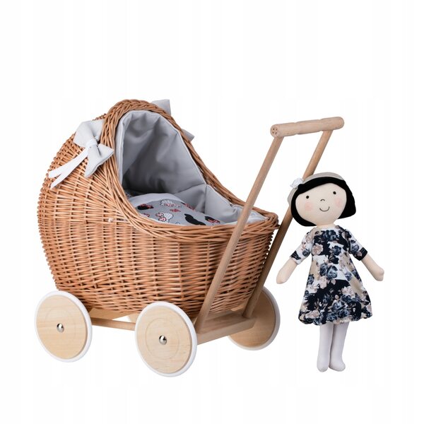Puppenwagen aus Korbgeflecht mit grauer Polsterung, Kissen und Decke
