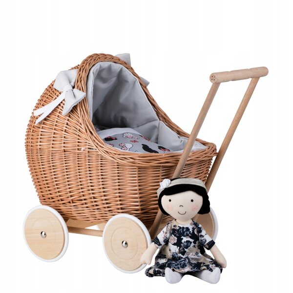Puppenwagen aus Korbgeflecht mit grauer Polsterung, Kissen und Decke