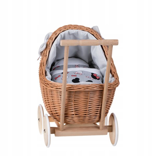 Puppenwagen aus Korbgeflecht mit grauer Polsterung, Kissen und Decke