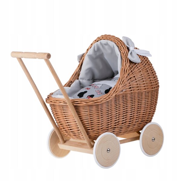 Puppenwagen aus Korbgeflecht mit grauer Polsterung, Kissen und Decke