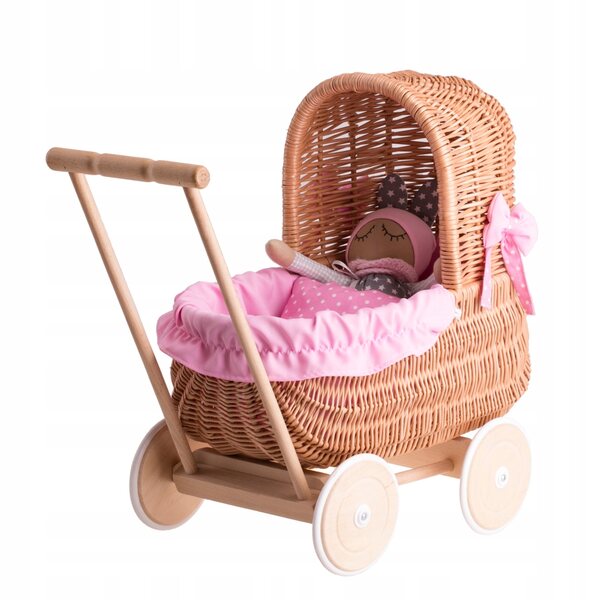 Ein Puppenwagen aus Korbgeflecht mit rosa Besatz, Bettwäsche und Holzgriff