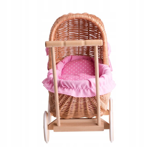Ein Puppenwagen aus Korbgeflecht mit rosa Besatz, Bettwäsche und Holzgriff