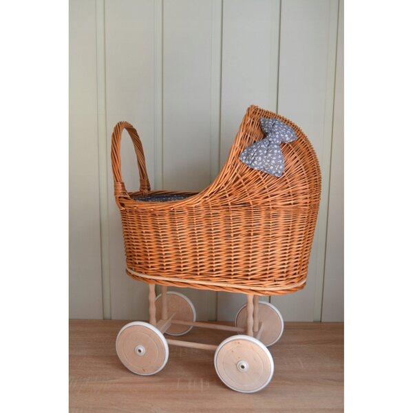 Puppenwagen aus Korbgeflecht mit weichen Reifen und Stoffdetails aus 100 % Baumwolle