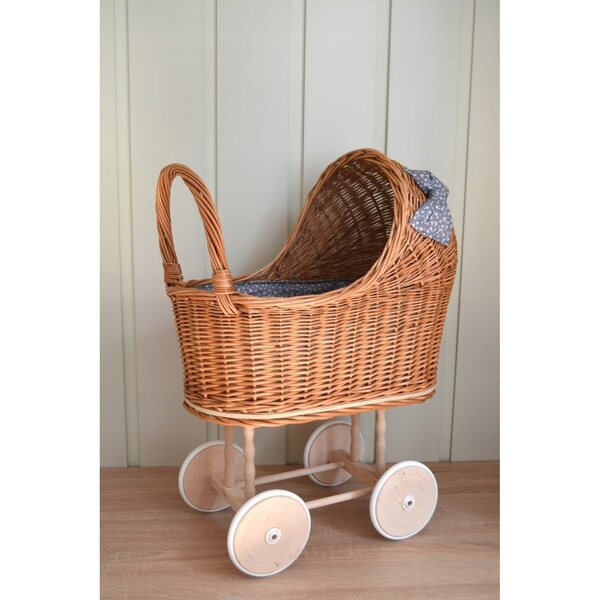 Puppenwagen aus Korbgeflecht mit weichen Reifen und Stoffdetails aus 100 % Baumwolle